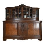 piękny kredens z dużą witryną