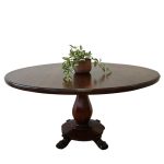 owalna orzechowa ława na jednej nodze