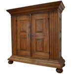 dwustuletnia okazała tradycyjna szafa kołkowana