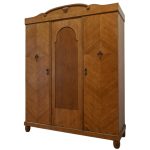 drewniana trzydrzwiowa szafa