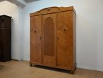 drewniana trzydrzwiowa szafa - obrazek 2