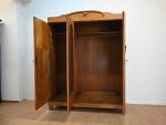 drewniana trzydrzwiowa szafa - obrazek 13