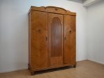 drewniana trzydrzwiowa szafa - obrazek 3