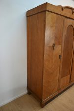 drewniana trzydrzwiowa szafa - obrazek 5
