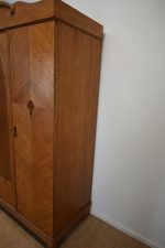 drewniana trzydrzwiowa szafa - obrazek 6