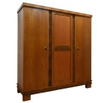 jasna drewniana szafa