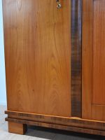 jasna drewniana szafa - obrazek 11