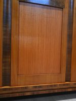 jasna drewniana szafa - obrazek 12