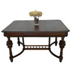 dębowy stół z ozdobnym łącznikiem