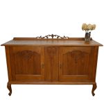 jasna komoda na wysokich nogach