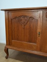 jasna komoda na wysokich nogach - obrazek 10