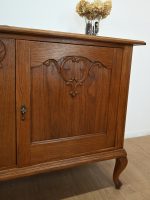 jasna komoda na wysokich nogach - obrazek 9