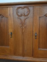 jasna komoda na wysokich nogach - obrazek 8