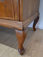 jasna komoda na wysokich nogach - obrazek 7