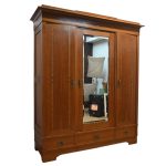 wysoka szafa z intarsjami