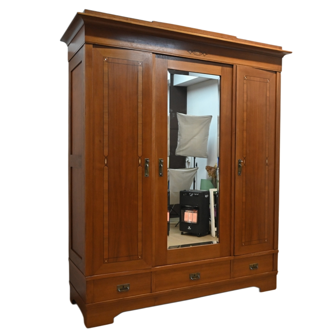 26011404 (0) wysoka szafa z intarsjami - obrazek 1