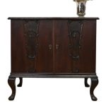 śliczna mała komoda na wysokich nogach