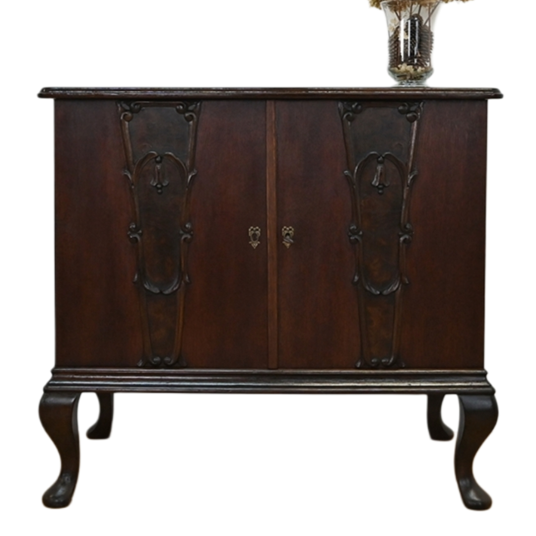 26011903 (0) śliczna mała komoda na wysokich nogach - obrazek 1