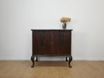 śliczna mała komoda na wysokich nogach - obrazek 2