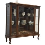 orzechowa serwantka z około 1920 roku