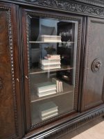 duży gabinet z pięknym biurkiem - obrazek 12