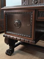 duży gabinet z pięknym biurkiem - obrazek 4