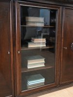 płytka niska witryna na książki biblioteka - obrazek 9