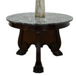 duży okrągły stolik z marmurem