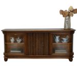 niska witryna gięte szyby szafka