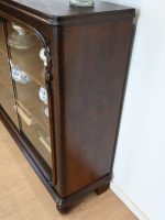 witrynka z suwanymi szybami - obrazek 8