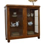 serwantka ze szklanymi półkami