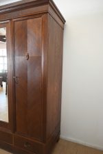 wyjątkowa szafa z półkami i szufladami - obrazek 4