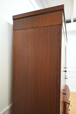 duża szafa z szufladami i lustrem - obrazek 9
