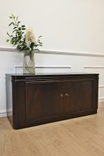 ciemna mahoniowa szafka art deco pod tv - obrazek 3