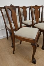 sześć orzechowych krzeseł na lwich łapach - obrazek 6