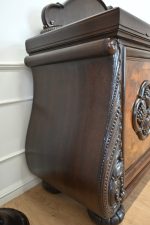 gięta rzeźbiona okazała komoda - obrazek 5